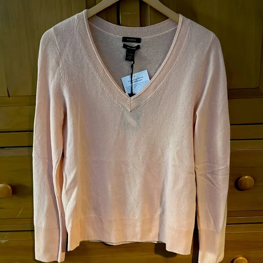 Halogen 100% Cashmere Pink v neck sweater size Small women’s - Picture 2 of 9